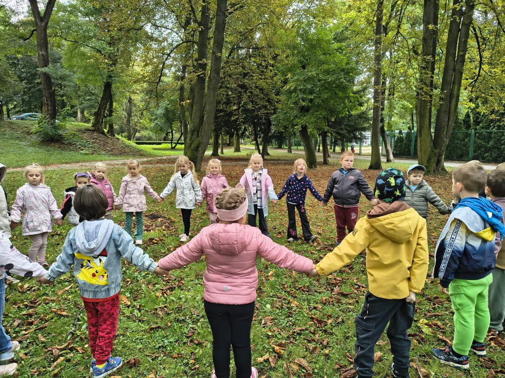 dzieci szukaja oznak jesieni