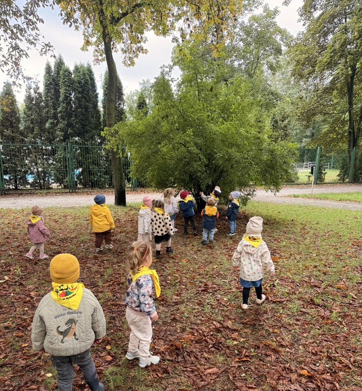 dzieci witaja jesien