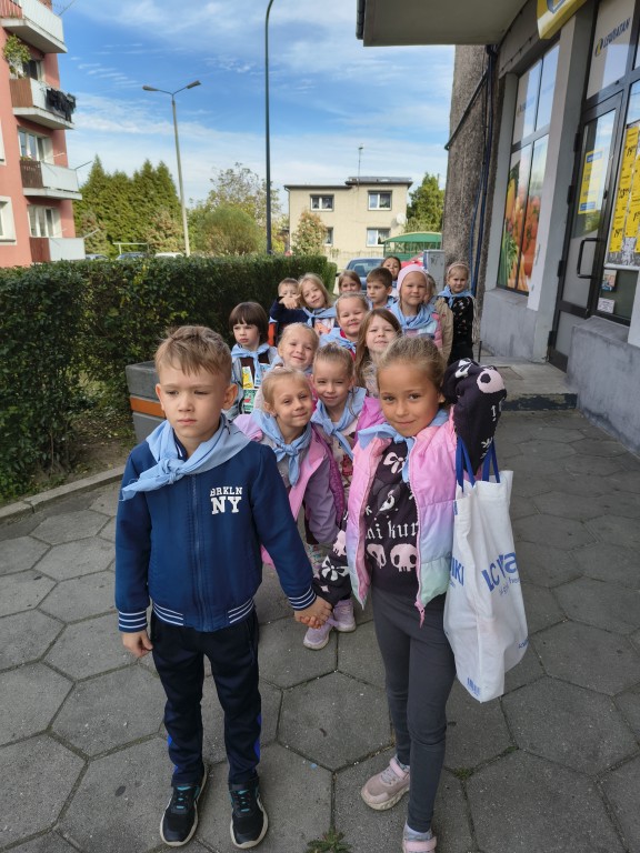 dzieci kupuja zdrowe produkty w sklepie