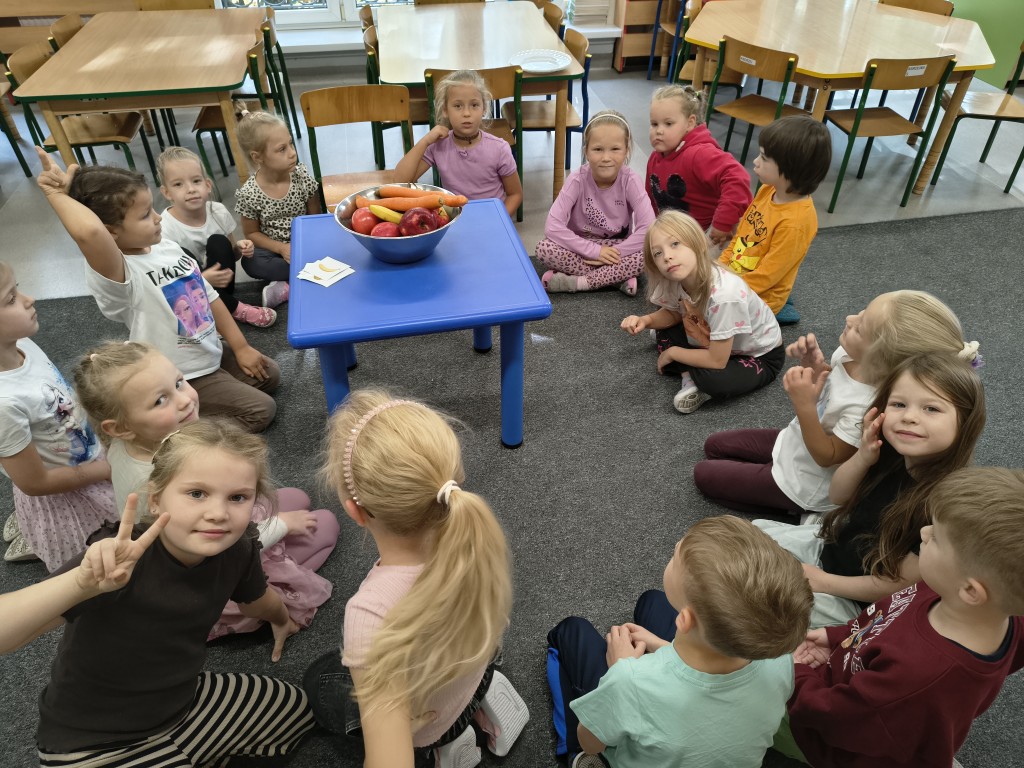 dzieci kupuja zdrowe produkty w sklepie